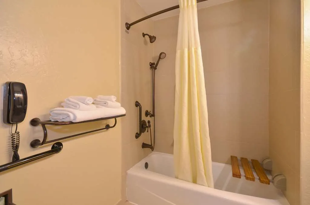 Best Western the Inn & Suites Pacific Grove photo 2