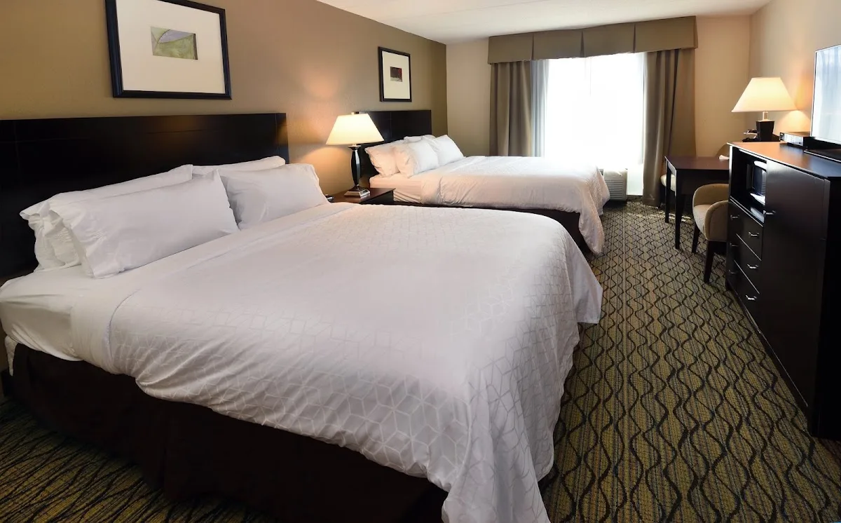 Holiday Inn photo 3