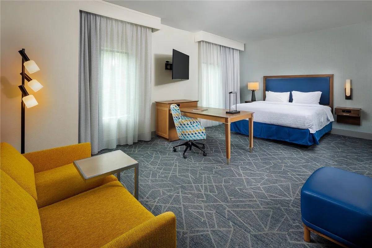 Hampton Inn & Suites photo 1