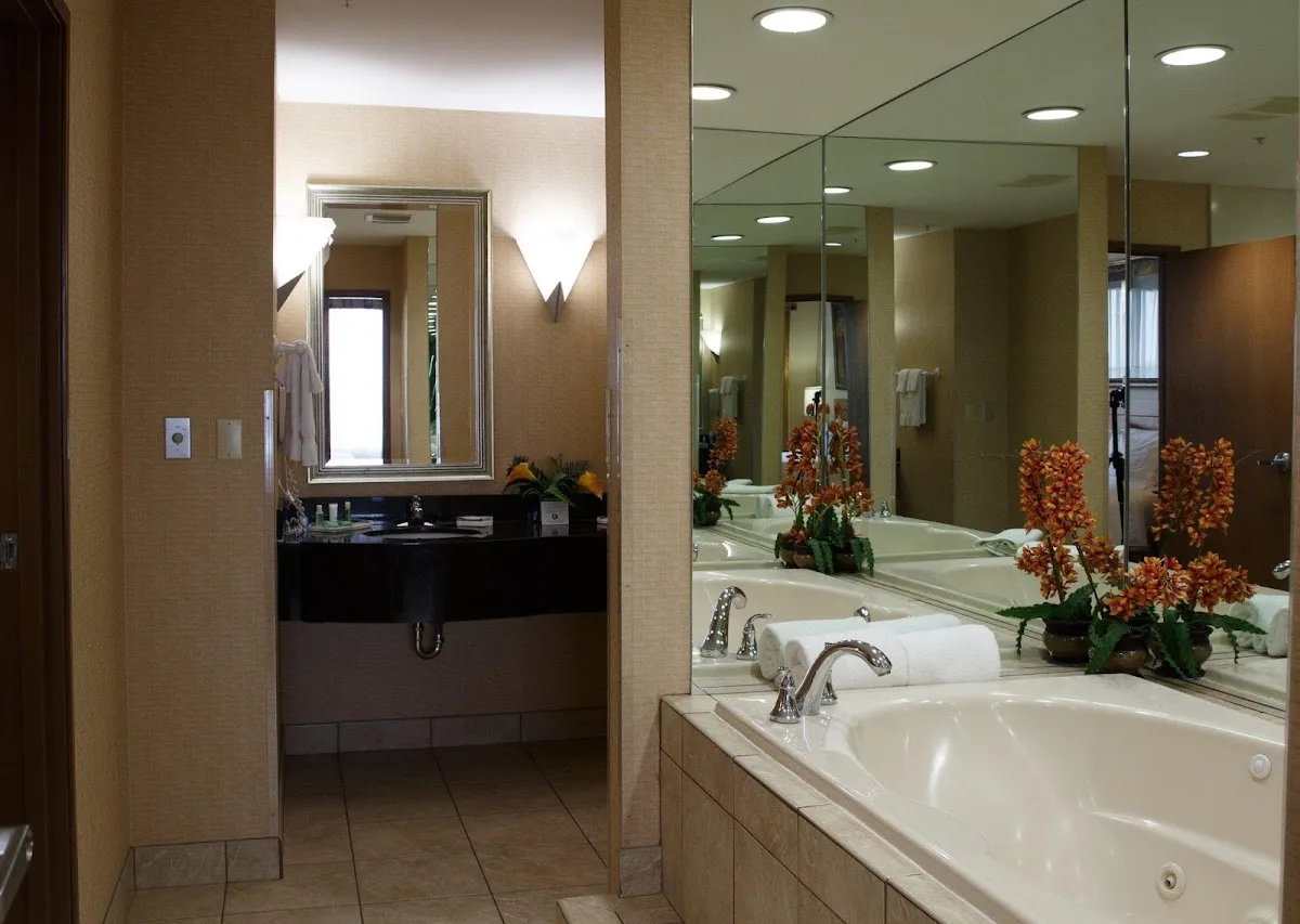 Holiday Inn photo 3