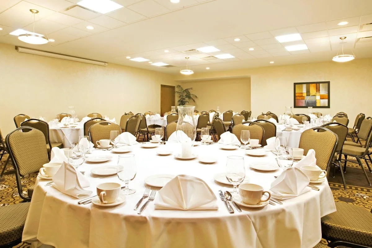 Holiday Inn photo 4