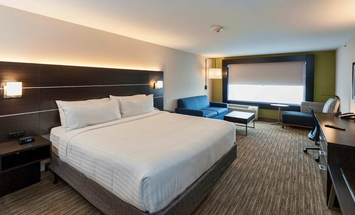 Holiday Inn Express & Suites Dodge City photo 1