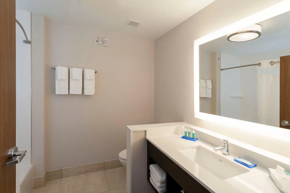 Holiday Inn Express & Suites Dodge City photo 3