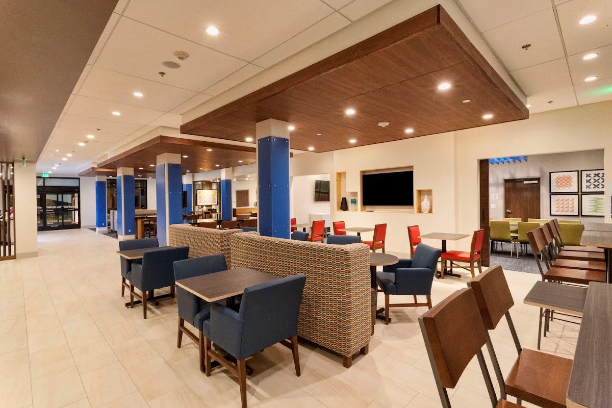 Holiday Inn Express & Suites Dodge City photo 4