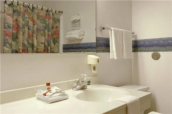 Super 8 by Wyndham Omaha/West Dodge photo 2